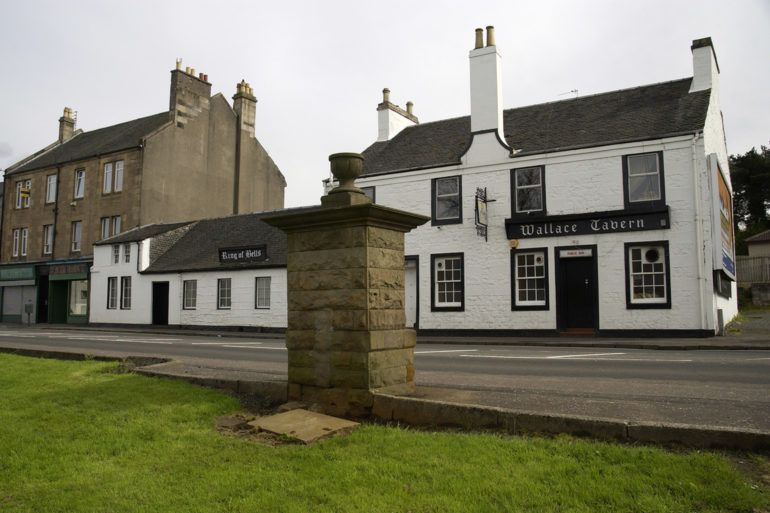 Live in Elderslie known as William Wallace's birthplace Paisley.is