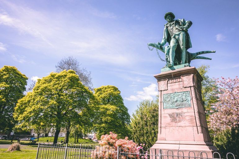 Robert Burns statue in Fountain Gardens