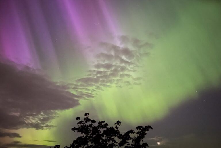 Green and purple northern lights seen over Howwood.